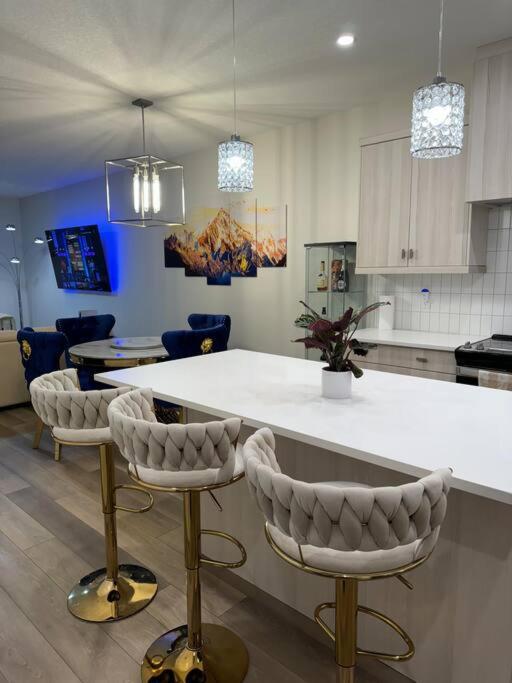 Luxury Home Away From Home, A Villa With 3 Bdrm And 3 Bath YYC Екстериор снимка