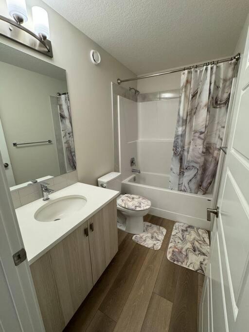 Luxury Home Away From Home, A Villa With 3 Bdrm And 3 Bath YYC Екстериор снимка